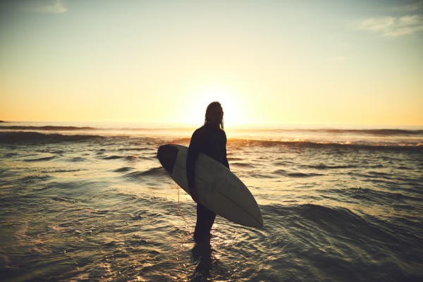 surfer devant un couché de soleil en Guyane