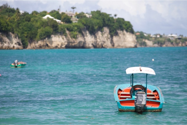 un bateau sur l'eau en Guadeloupe