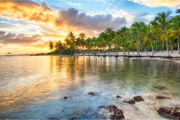 coucher de soleil sur plage en Guadeloupe
