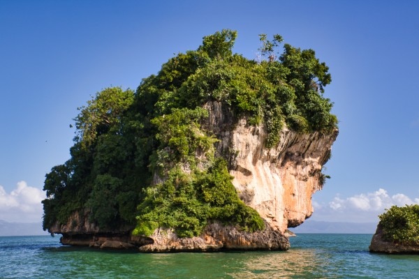 Los Haitises, un gros rocher dans l'eau en République Dominicaine