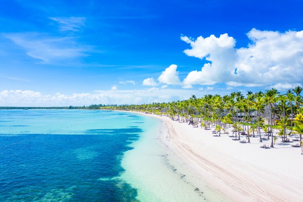 Plage de sable et eau turquoise en République Dominicaine