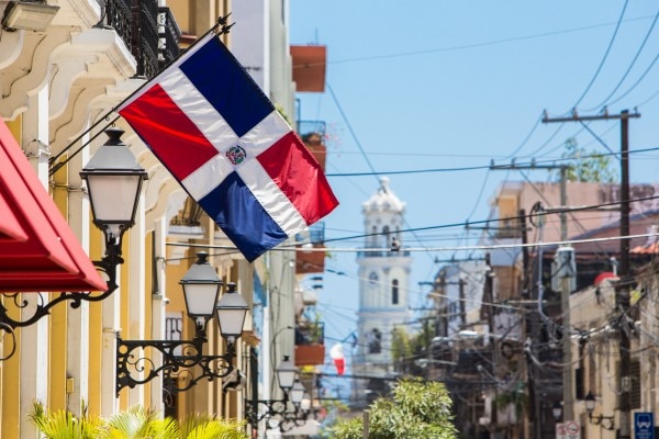 rue avec un drapeau en République Dominicaine