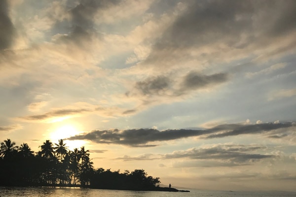 Coucher de soleil au bord de mer à Rio Sean Juan en République Dominicaine