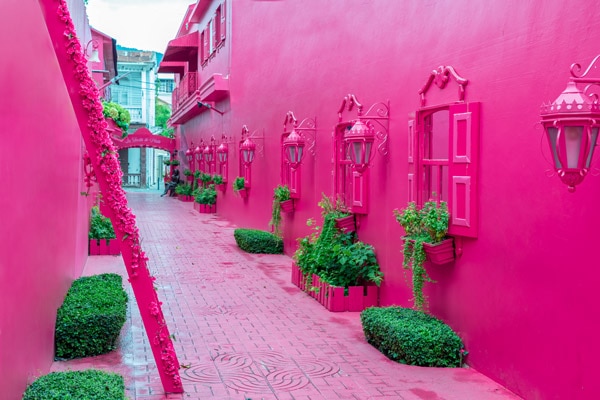 Rue de maisons rose à puerto plata en République Dominicaine