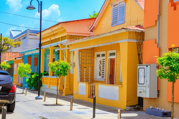 Maison jaune typique à Puerto Plata en République Dominicaine