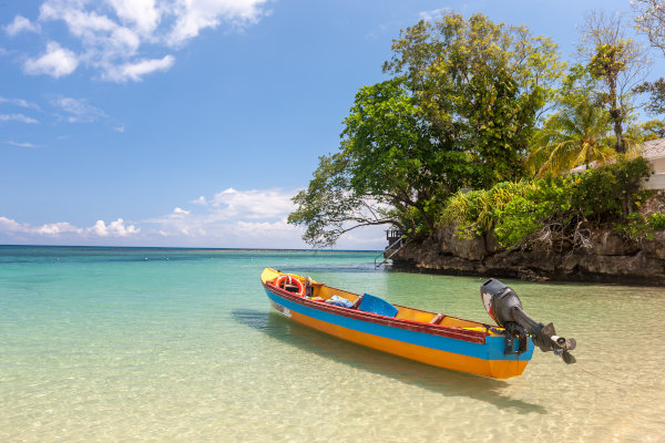 Bateau pecheur sur les plage d'Haiti