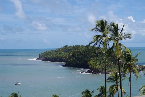 une île au milieu de l'eau turquoise en Guyane