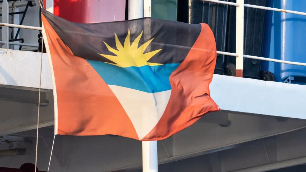 Drapeau d'Antigua-et-Barbuda : signification, histoire et symboles à découvrir