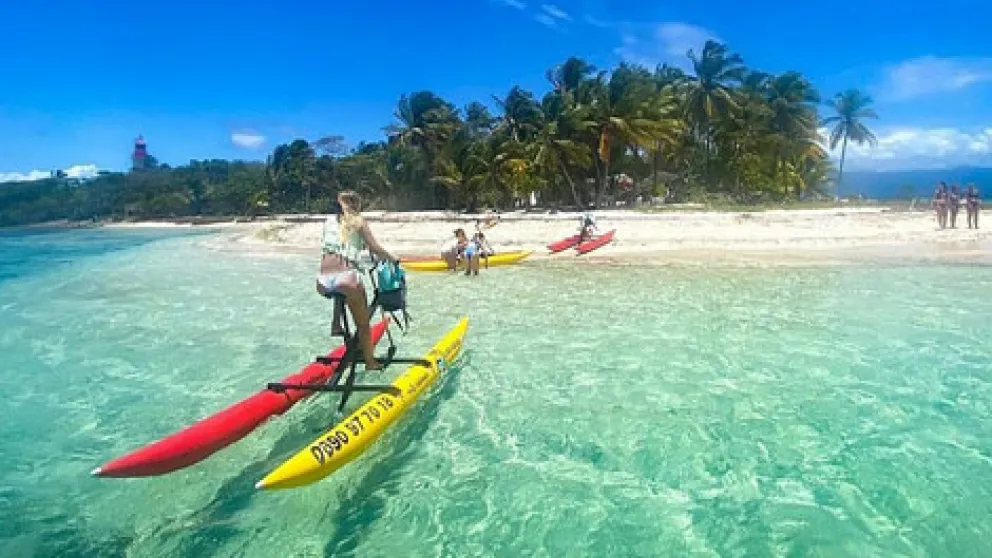 Faire du vélo sur l'eau à l'îlet du Gosier