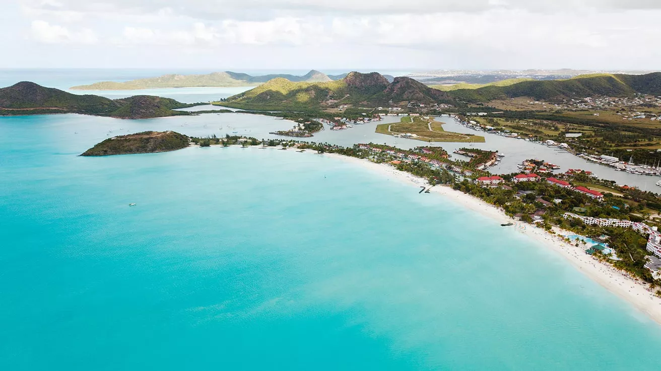 Vista en helicóptero de Jolly Beach y Jolly Harbour en Antigua