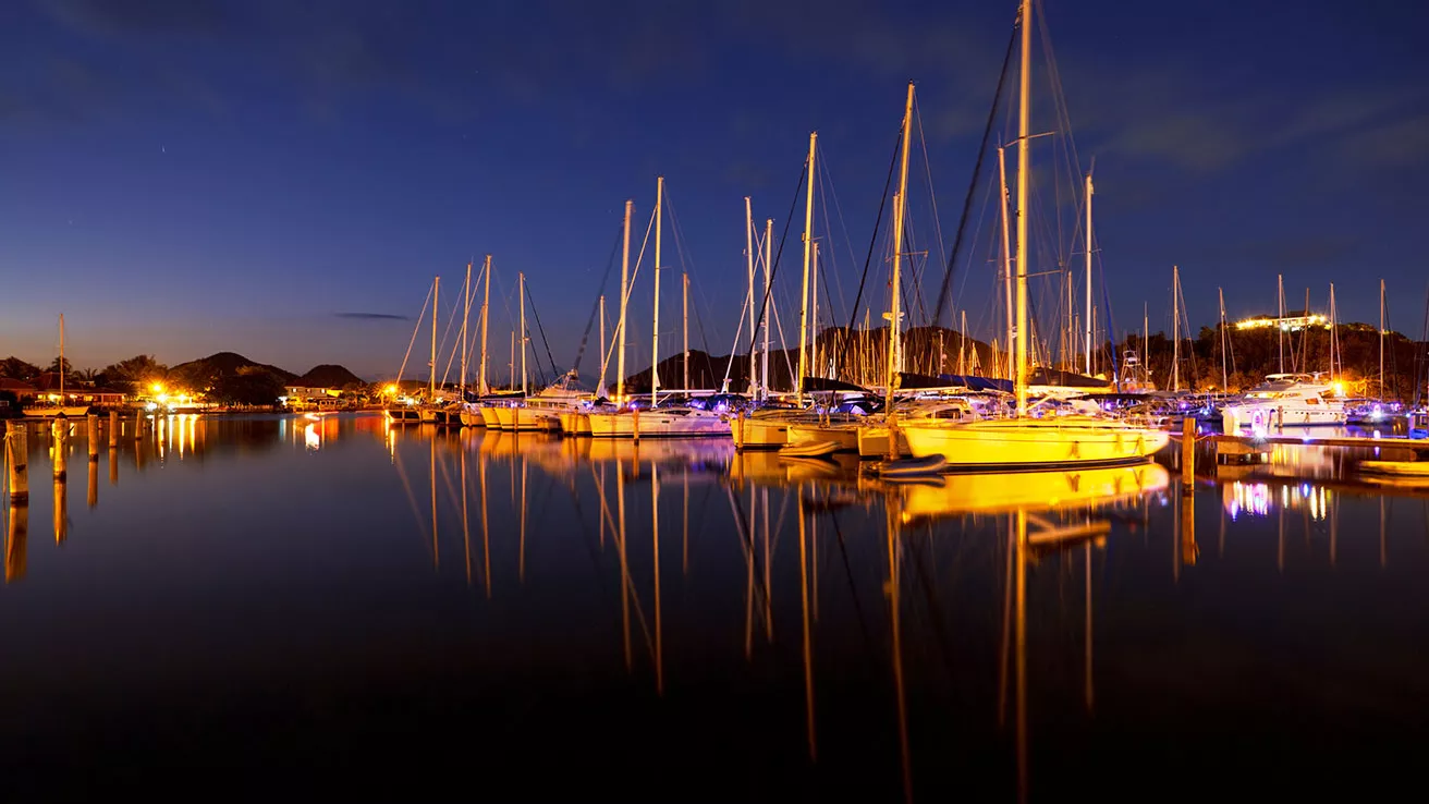 Jolly Harbor en Antigua al atardecer