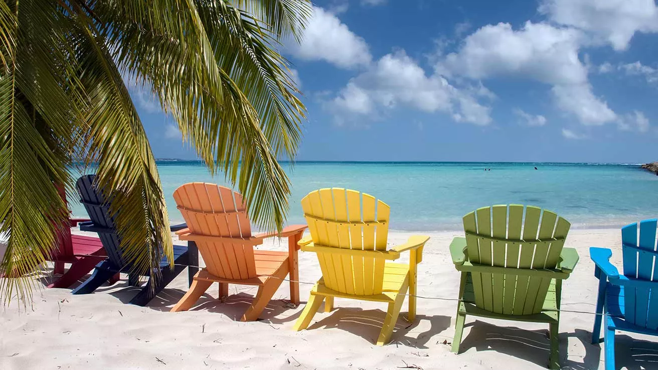 Sillas de colores en la playa Eagle de Aruba