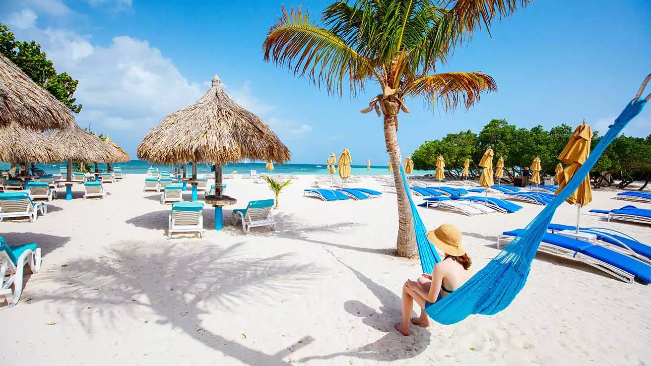 Playa con tumbonas en la isla de Aruba
