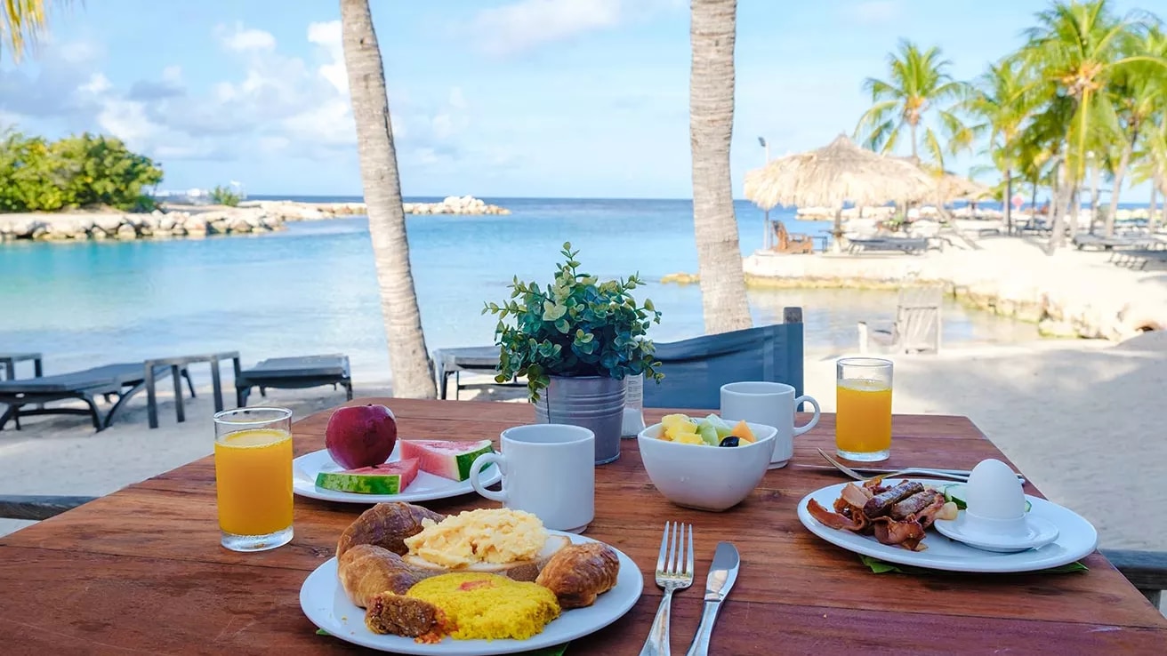 Desayuno en la playa de Curazao