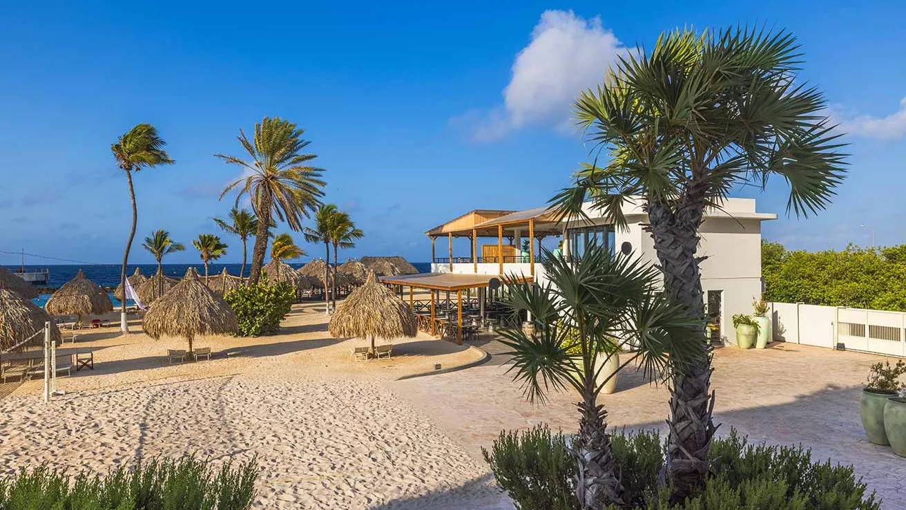 Hermosa vista de la playa de arena del hotel en Curazao