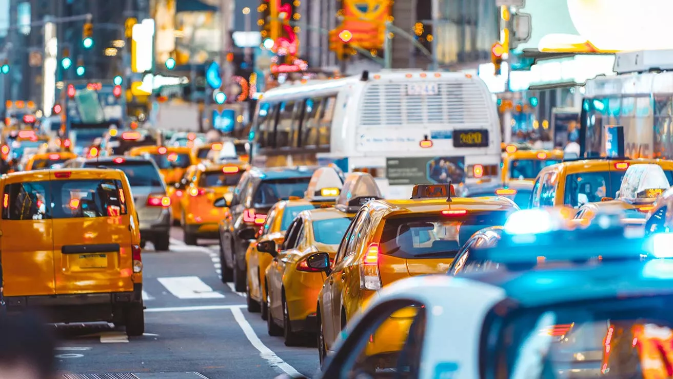 Une jungle urbaine avec des voitures et la circulation à New York