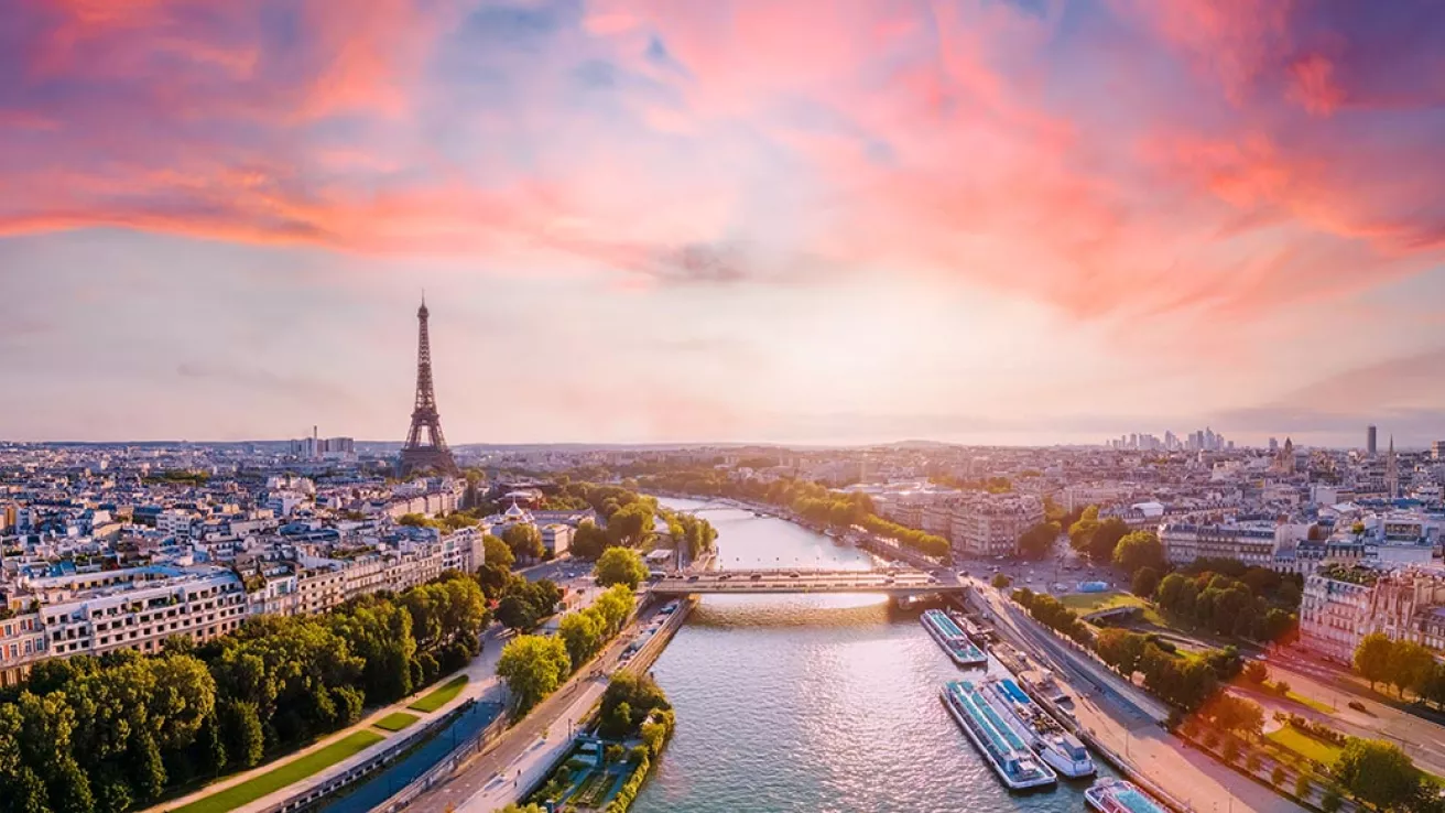 Panorámica aérea de París con el Sena y la Torre Eiffel en Francia