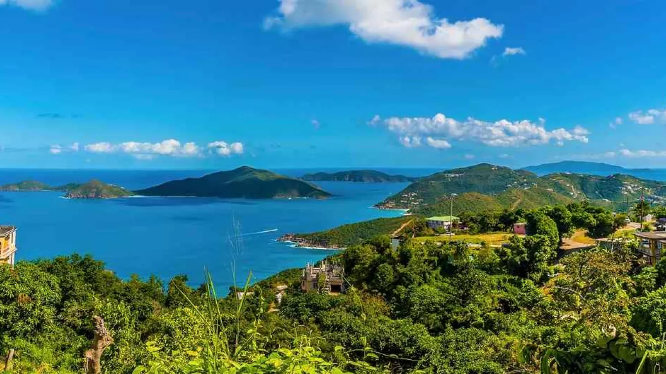 Vue panoramique de Ridge Road vers les îles de Guana, Great Camanoe et Scrub depuis l'île principale de Tortola.