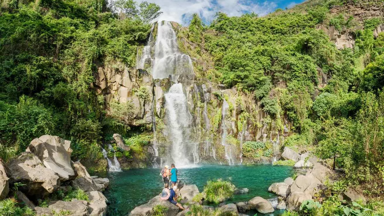 cascade haute et une forêt fraîche en été sur l'île de la Réunion