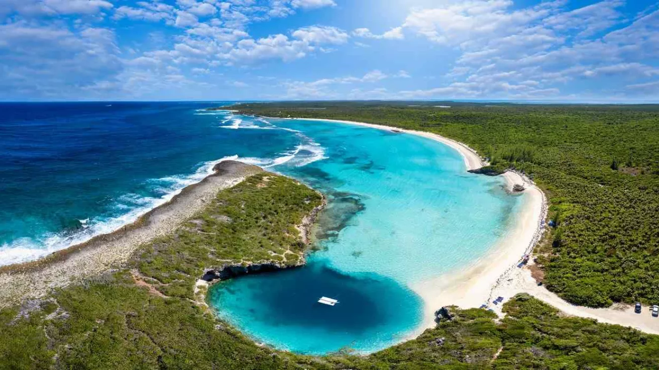Vue aérienne panoramique sur le trou bleu de Dean au Bahamas