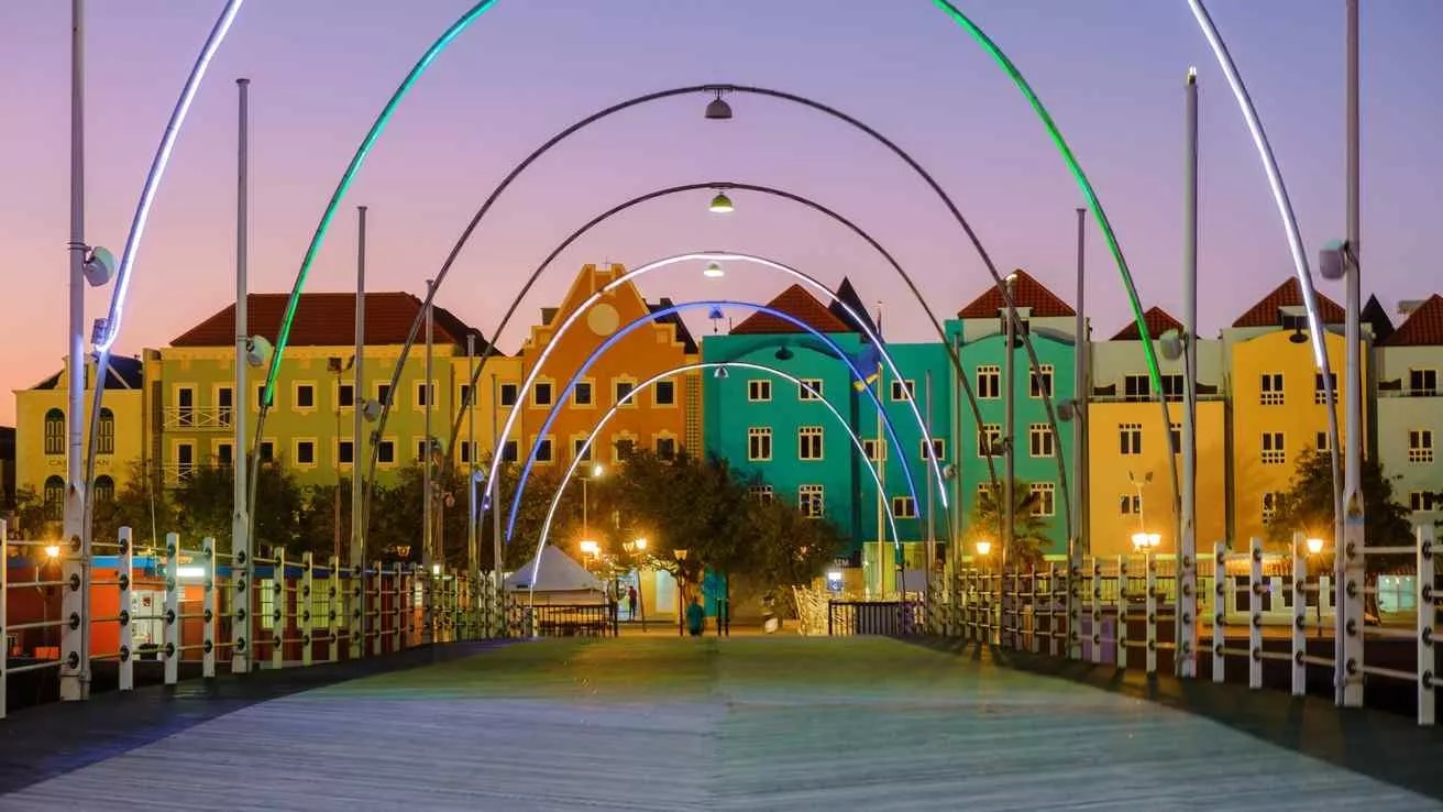 Coloridos edificios en Willemstad, Curazao
