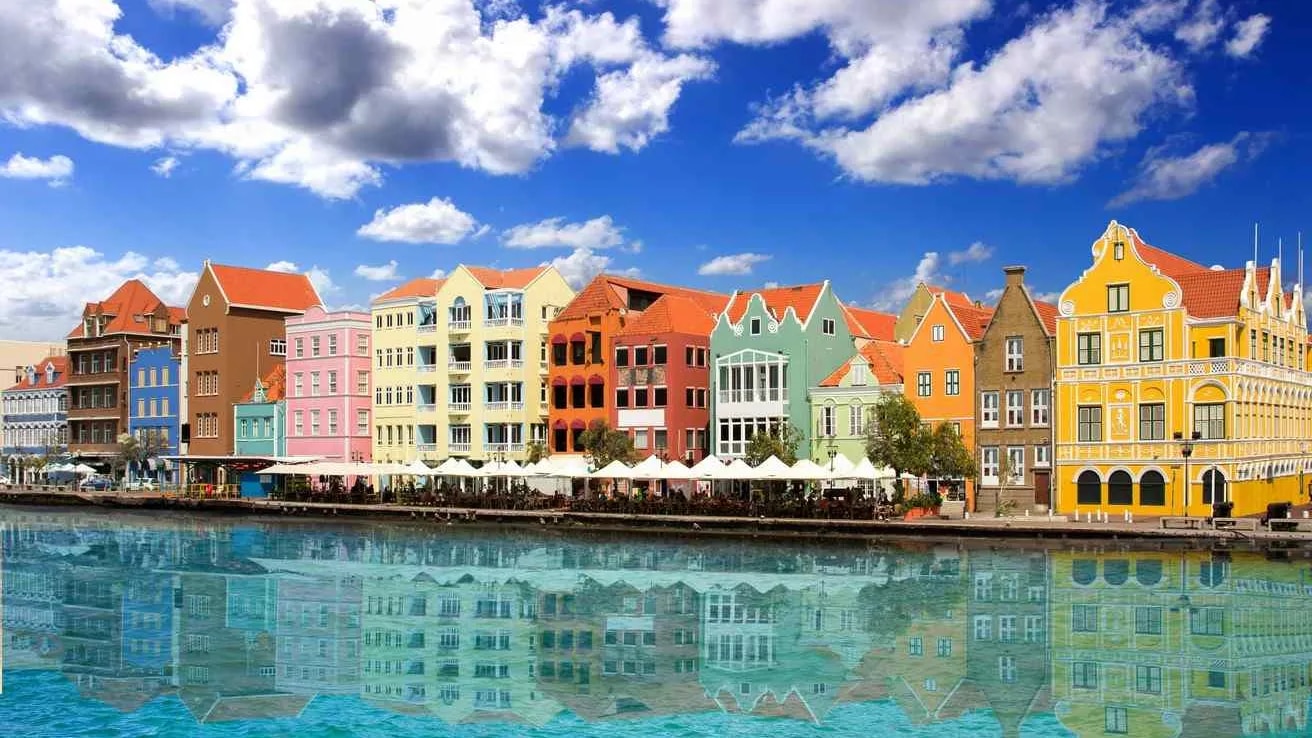 Hermoso cielo sobre el terraplén de Willemstad en Curazao