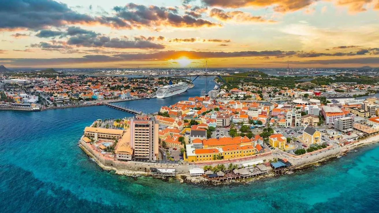 Vista de la ciudad de Willemstad en Curazao