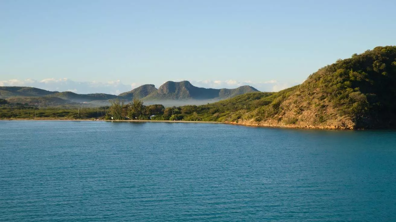 Costa tropical de la isla de Antigua