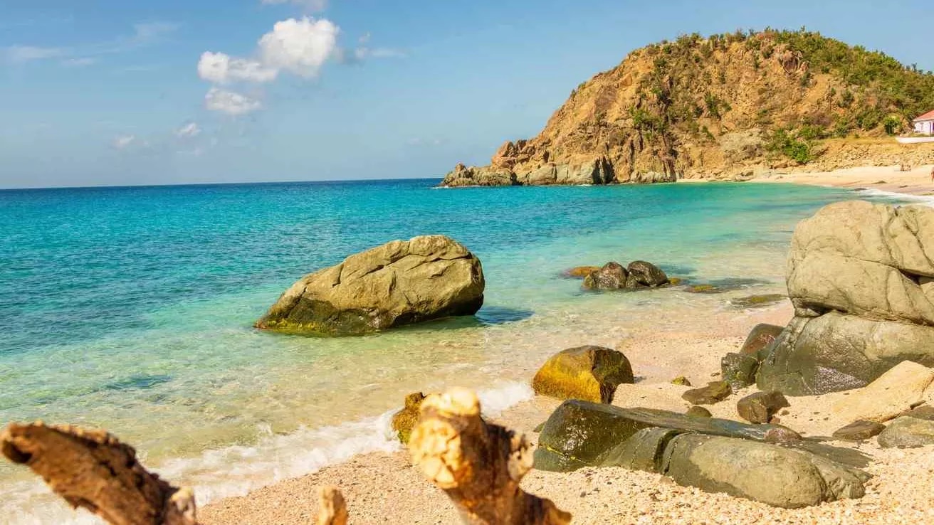 Playa tranquila en San Bartolomé