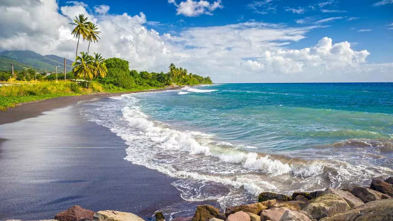 Plage de sable noir sur l'île de Saint-Kitts