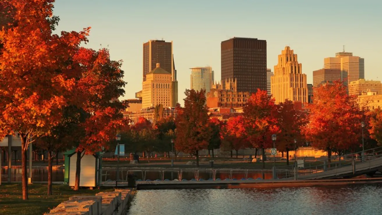 Bâtiment dans le vieux port de Montréal tôt le matin pendant l automne