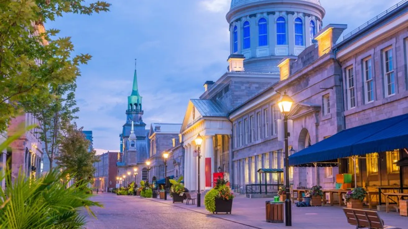 La vieille ville de Montréal, avec ses célèbres rues pavées, au crépuscule, au Canada