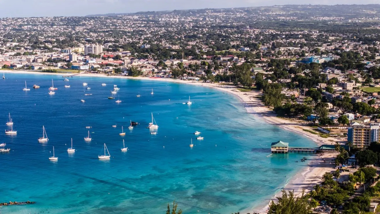 Bateaux posés sur la baie à Barbade