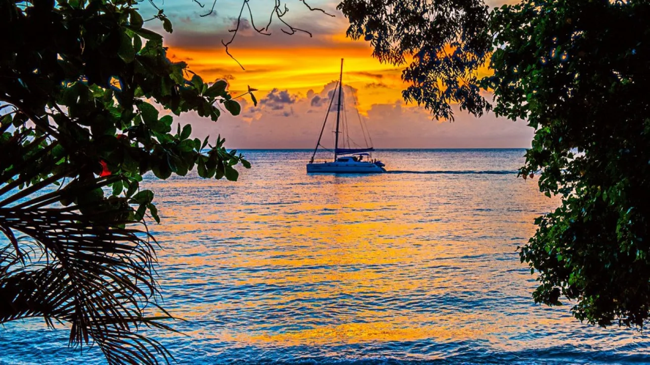 Coucher de soleil depuis la plage à Barbade