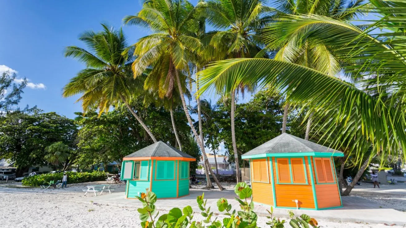 Cabanons sur la plage de Barbade