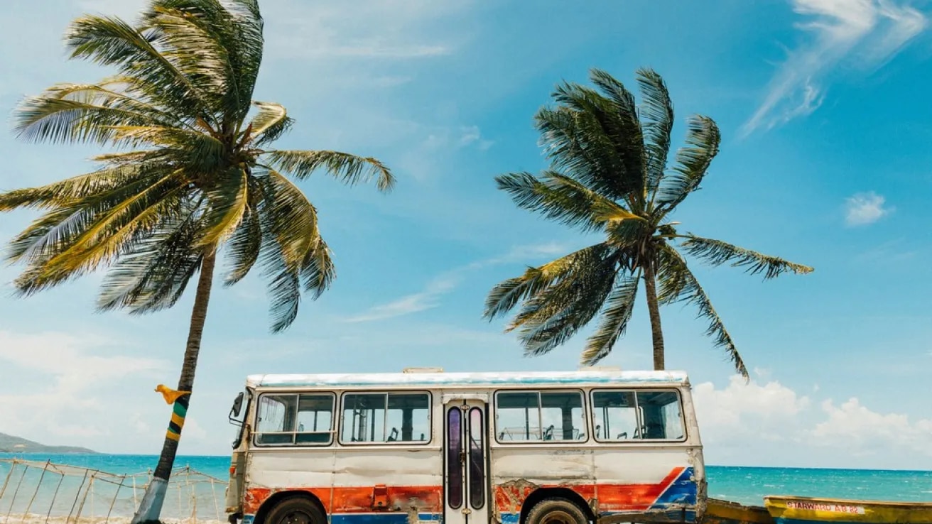 Photo d'une plage de la Jamaïque par le photographe Rock Staar (Unsplash)