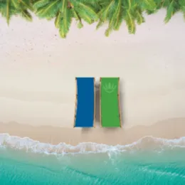 Deux transats sur une plage à Saint-Martin.