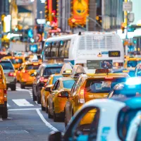Une jungle urbaine avec des voitures et la circulation à New York Une jungle urbaine avec des voitures et la circulation à New York