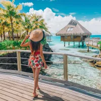 Villas de bungalows sur l&#039;eau de la station de Tahiti à Bora Bora