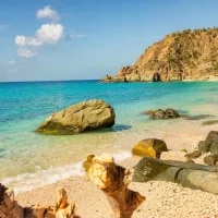 Playa tranquila en San Bartolomé
