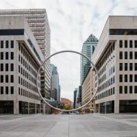 Anneau en sculpturesur la Place Ville de montréal