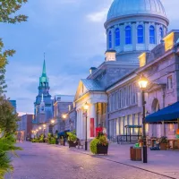 La vieille ville de Montréal, avec ses célèbres rues pavées, au crépuscule, au Canada La vieille ville de Montréal, avec ses célèbres rues pavées, au crépuscule, au Canada
