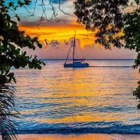 Bateau devant coucher de soleil Barbade
