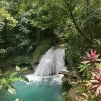 Cascade à Blue Hole en Jamaique