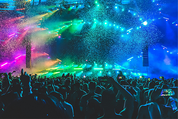 Foule en liesse lors d'un festival de musique en Guyane, comme le Kayenn Jazz Festival ou la Fête de la Musique à Cayenn