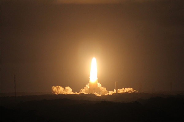 Décollage spectaculaire d'une fusée Ariane depuis le Centre Spatial Guyanais à Kourou, illuminant le ciel nocturne au-de