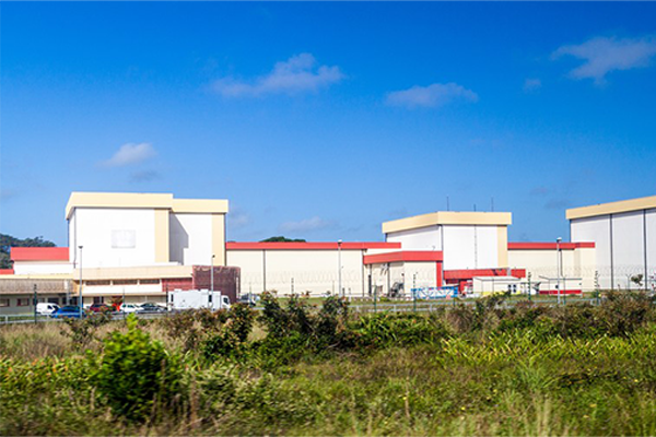 Vue extérieure des bâtiments d'assemblage et des zones techniques du Centre Spatial Guyanais à Kourou, s'étendant s