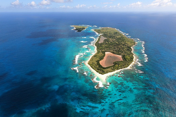 Vue aérienne de la réserve naturelle de Petite Terre en Guadeloupe, un sanctuaire protégé entouré d'eaux turquoise idéal