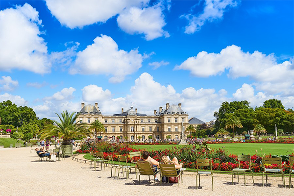 Le Palais et le Jardin du Luxembourg à Paris sous un grand ciel bleu en été, illustrant un spot ensoleillé idéal pour une pro