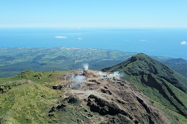 Vue panoramique depuis le sommet de la Soufrière en Guadeloupe, montrant le cratère actif avec ses fumerolles gazeuses, surpl